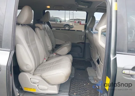 2014 Toyota Sienna Xle V6 8 Passenger z USA, uszkodzony, nr VIN 5TDYK3DC4ES479014